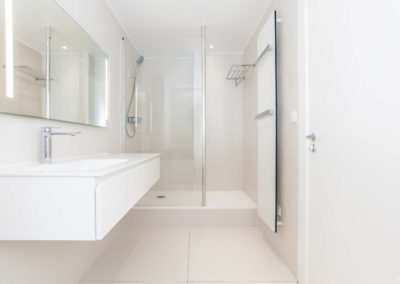 Salle d'eau blanche