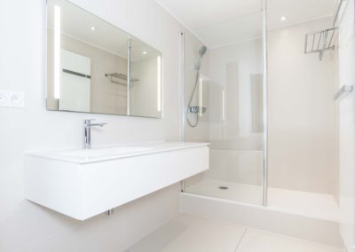 salle de bains blanche