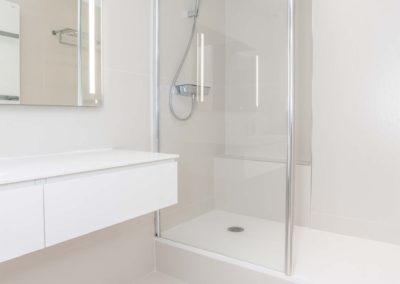 Salle d'eau blanche