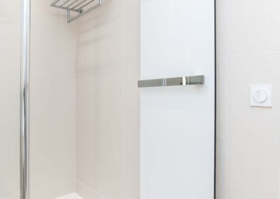 Salle d'eau blanche