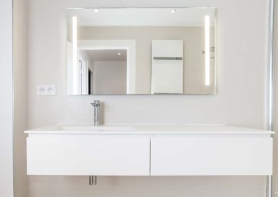 Salle d'eau blanche