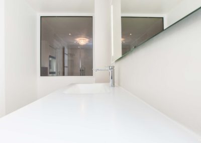 Salle d'eau blanche