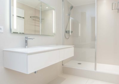 Salle d'eau blanche