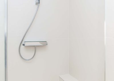 Salle d'eau blanche