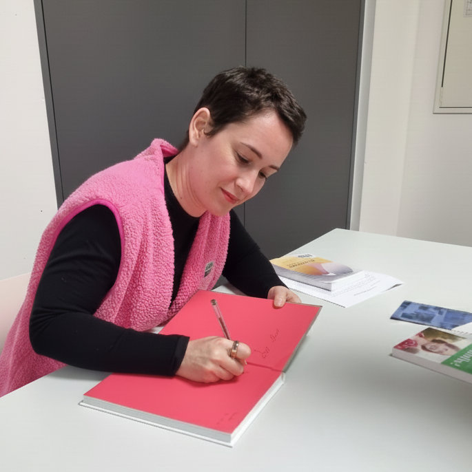 portrait de julie dachez en dedicace