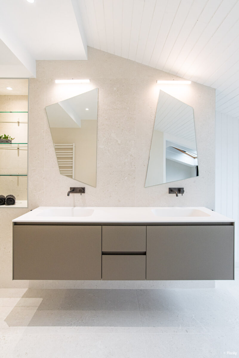 décoration salle de bain moderne noir blanc carrelage