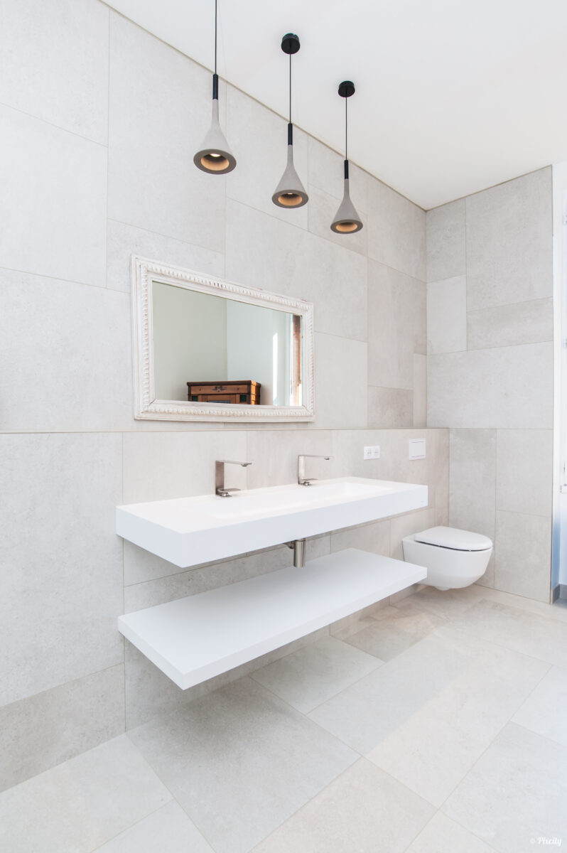 décoration salle de bain moderne vasque encastrée