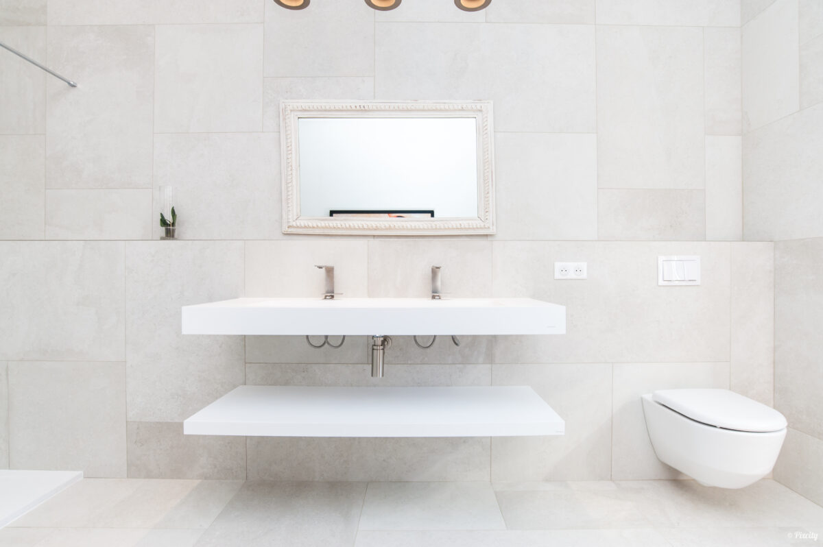 idée salle de bain moderne minimaliste carrelage blanc
