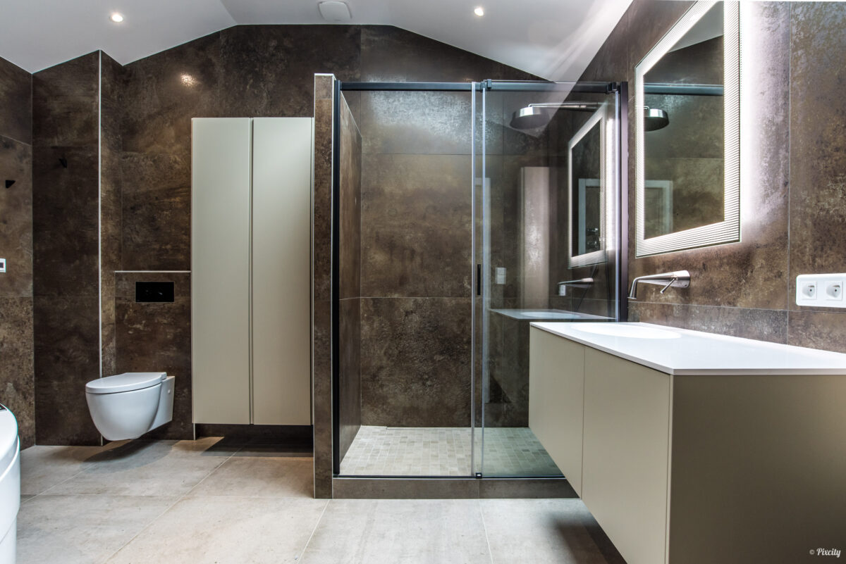 idée salle de bain moderne finitions soignées