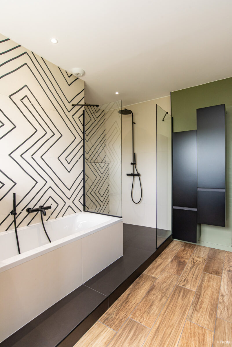 idée décoration salle de bain moderne baignoire îlot