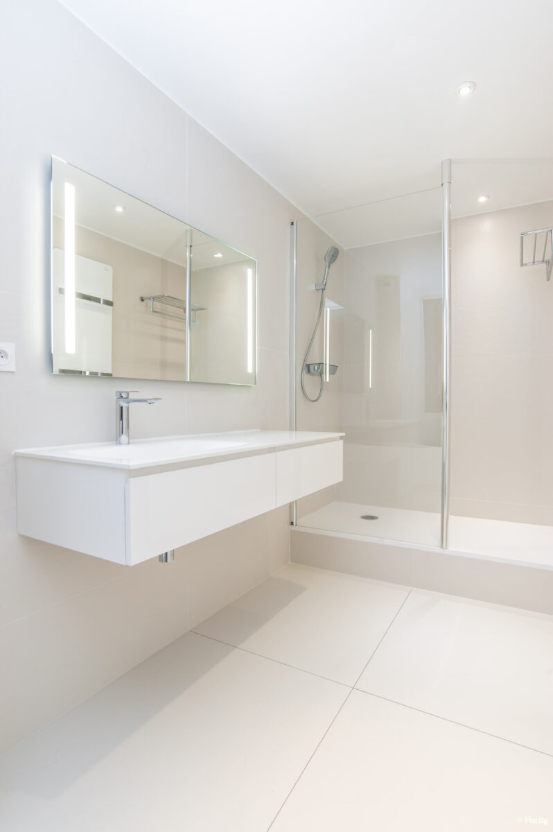 idée décoration salle de bain moderne marbre plan vasque