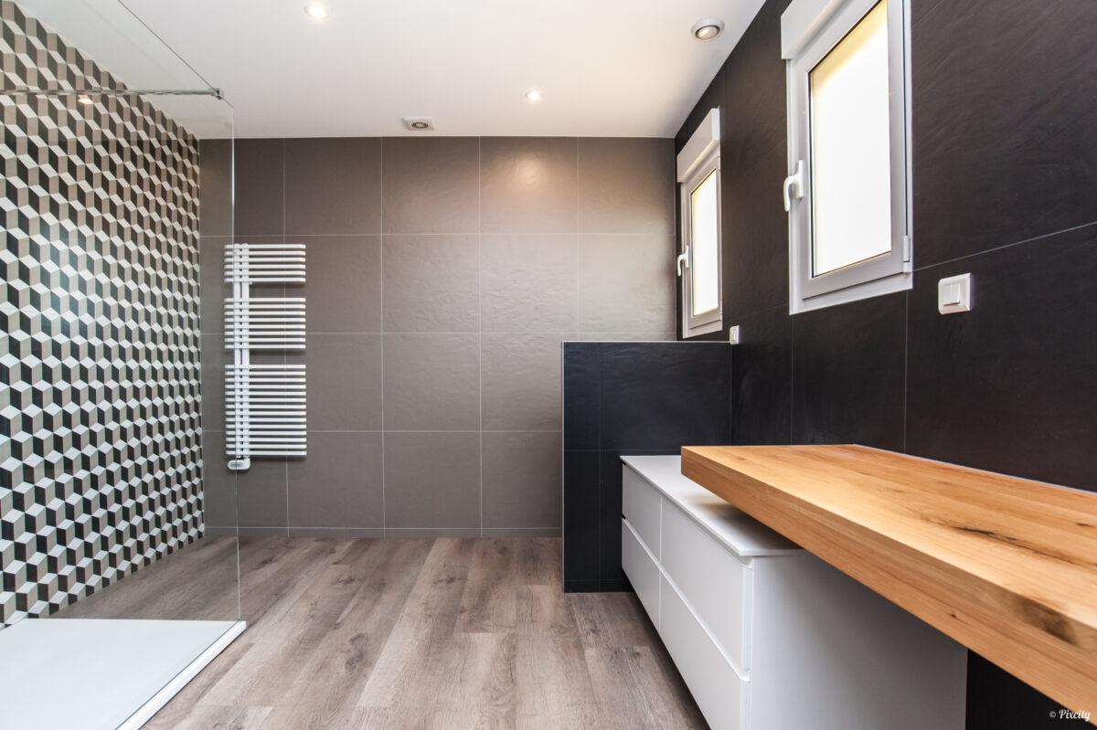 idée inspiration petite salle de bain moderne optimisée