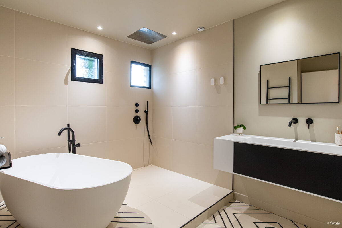 idée inspiration salle de bain moderne grande douche lumineuse